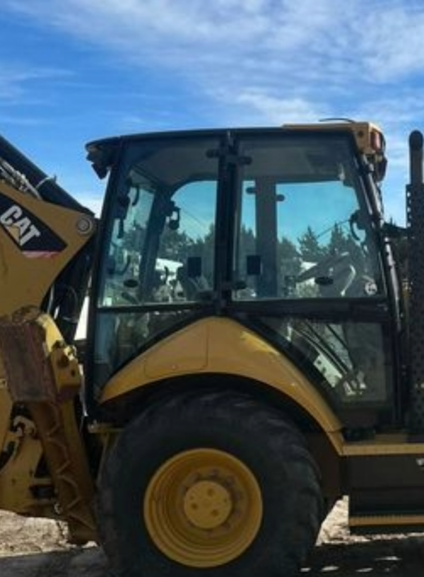 2015 Caterpillar 420F backhoe - Image 2